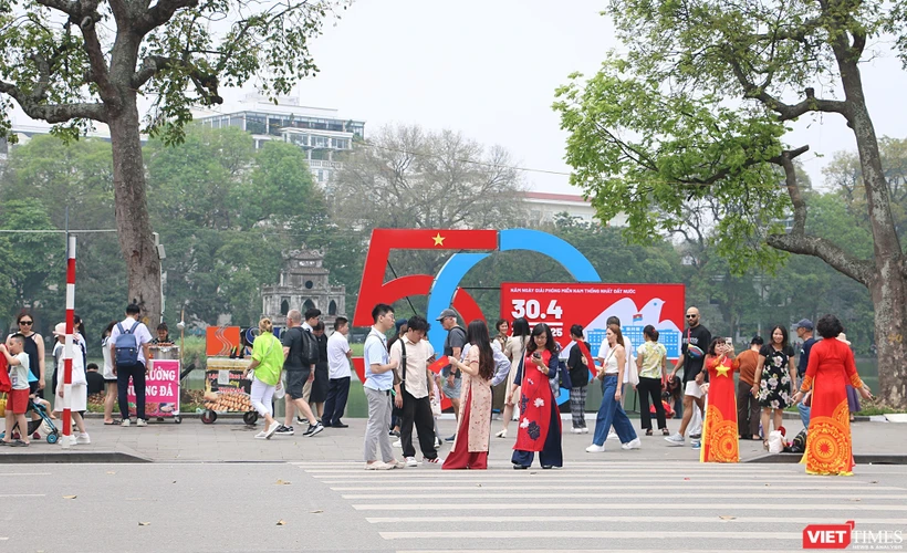 Touristes dans les rues piétonnes de Hanoi autour du lac Hoàn Kiêm. Photo: viettimes.vn