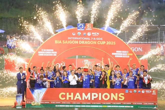 Les joueurs thaïlandais célèbrent leur victoire au Tournoi international de football à sept. Photo : VietFootball