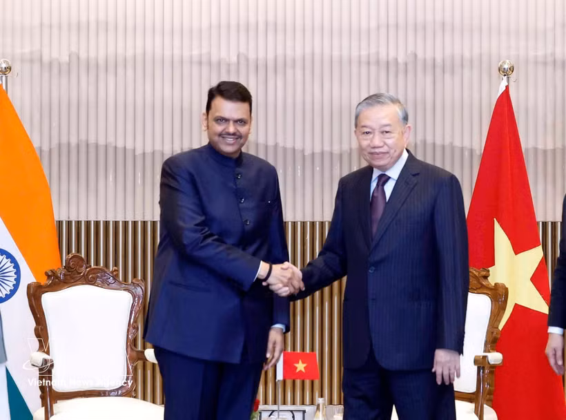 Le secrétaire général du Parti communiste du Vietnam et président vietnamien Tô Lâm, serre la main du ministre en chef de l’Etat du Maharashtra, Devendra Fadnavis, le 7 mai. Photo : VNA