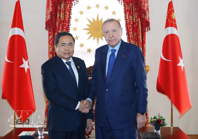 Le président de l’Assemblée nationale du Vietnam, Trân Thanh Mân (à gauche), et le président turc Recep Tayyip Erdoğan se serrent la main, à Istanbul, le 16 avril. Photo : VNA 