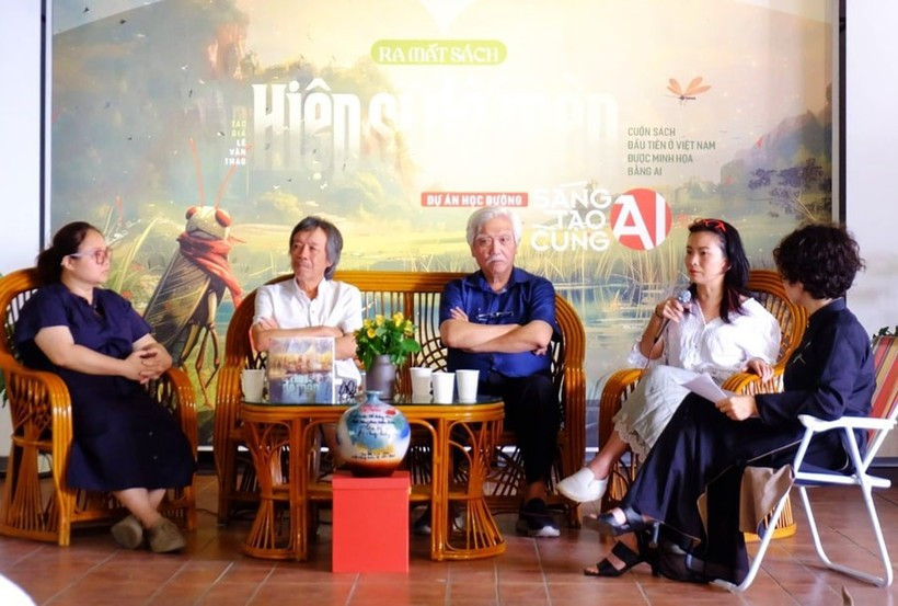 Délégués lors de la cérémonie de lancement du roman illustré "Hiêp si Dê mèn" (Chevalier Grillon). Photo : VNA