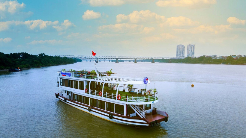 Le bateau de tourisme Thang Long Victory navigue le fleuve Rouge. Photo : hanoimoi.vn