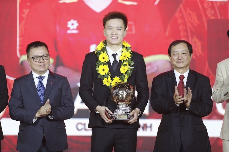 Le milieu de terrain Hoàng Duc avec le Ballon d’Or du Vietnam, qu’il a remporté pour la troisième fois lors de la cérémonie à Hô Chi Minh-Ville, le 16 décembre 2025.