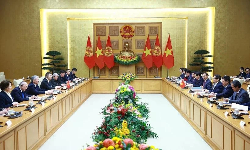 Lors des entretiens entre le Premier ministre vietnamien Pham Minh Chinh et son homologue kirghize Adylbek Kasymaliev. Photo : VNA