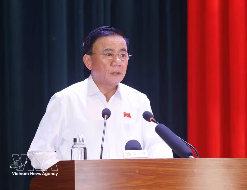 Trân Cam Tu, membre du Politburo et membre permanent du Secrétariat du Comité central du Parti, s’exprime lors d’une rencontre avec des électeurs des quartiers de Hai Châu, An Khê, Thanh Khê, Son Trà, An Hai et Hoa Cuong, dans la ville de Dà Nang, le 5 mai. Photo : VNA