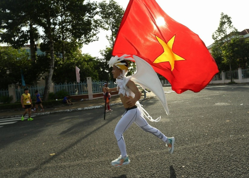 Un athlète court le marathon international Vietcombank du delta du Mékong 2025. Photo : VNA