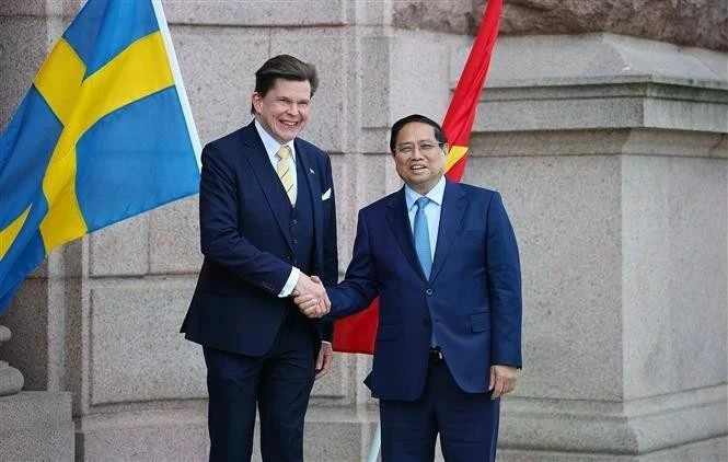 Le Premier ministre Pham Minh Chinh (à droite) et le président du Riksdag (Parlement suédois), Andreas Norlén, à Stockholm, le 12 juin. Photo : VNA. 