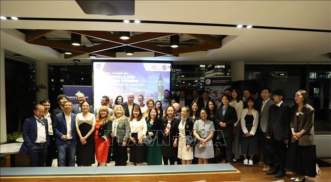 Les délégués présents à l'événement posent pour une photo souvenir avec le conseil d'administration de la VIFA. Photo: VNA