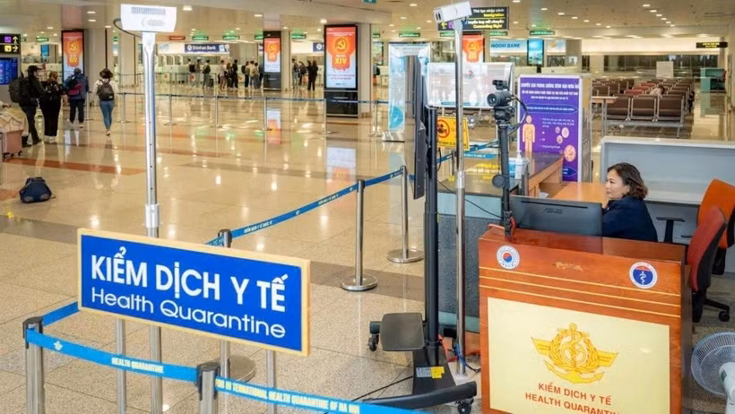 Une agente sanitaire dans une zone de quarantaine à l'aéroport