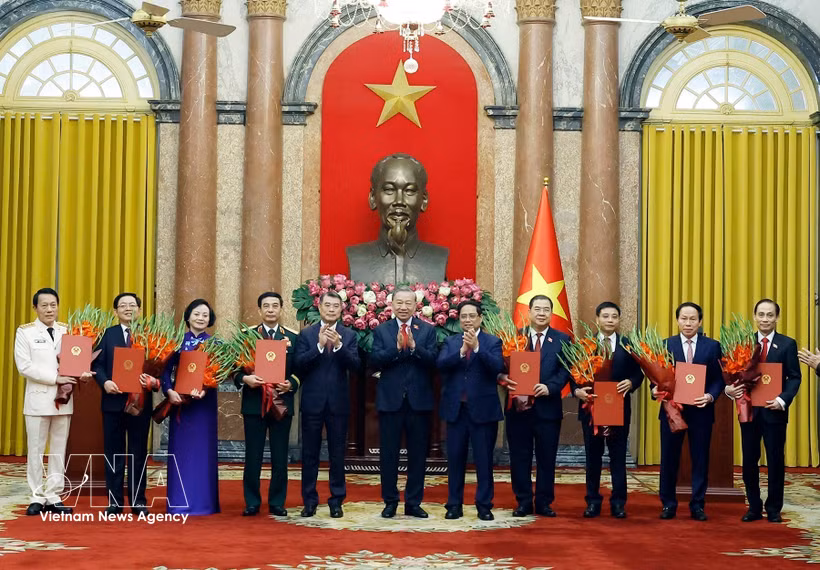 Le secrétaire général et président Tô Lâm remet les décisions de nomination à six vice-Premiers ministres, au ministre de la Sécurité publique et au ministre des Affaires étrangères. Le Premier ministre Lê Minh Hung et l'ancien Premier ministre Pham Minh Chinh leur offrent des fleurs de félicitations. Photo : VNA