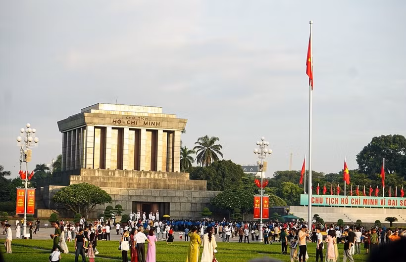 Chaque année, à l’occasion de la Fête nationale du 2 septembre, des centaines de milliers de Vietnamiens se rendent à la place Ba Dinh. Photo: VNA
