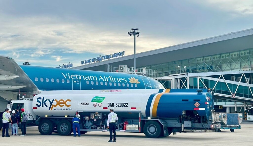 Vietnam Airlines, en utilisant le carburant d'aviation durable (SAF), est à l'avant-garde de l'aviation verte. Photo : Vietnam Airlines