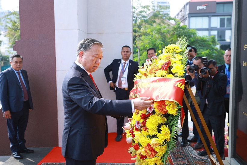 Le secrétaire général Tô Lâm dépose une gerbe au Monument de l’Indépendance, au Mémorial du roi Norodom Sihanouk, à Phnom Penh, le 6 février. Photo: VNA