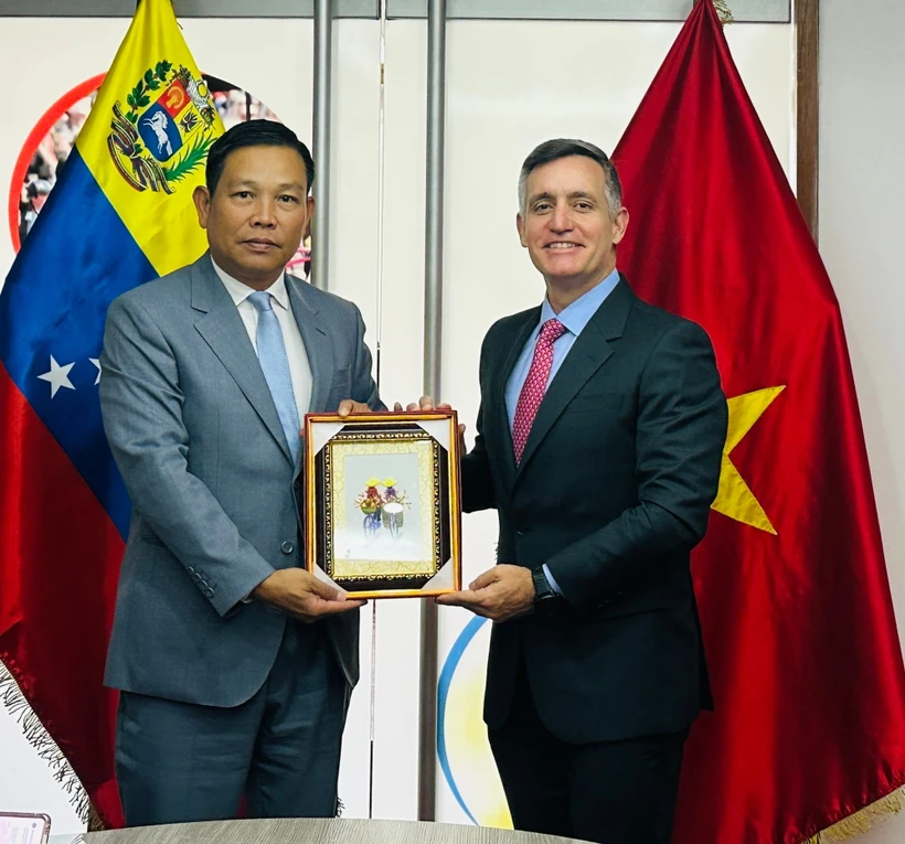 L’ambassadeur du Vietnam au Venezuela, Vu Trung My, offre un cadeau au ministre vénézuélien des Sports, Franklin Cardillo. Photo : gracieuseté de l’ambassade du Vietnam au Venezuela