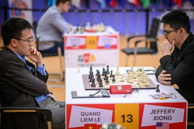 Le grand maître Lê Quang Liêm (à gauche) affronte Jeffery Xiong lors de la troisième ronde de la Coupe du monde d'échecs FIDE 2025, le 8 novembre en Inde. Photo : FIDE