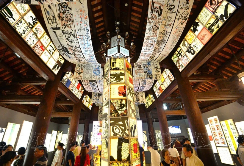 Une exposition de calligraphie vietnamienne au temple de la Littérature, à Hanoi. Photo: VNP