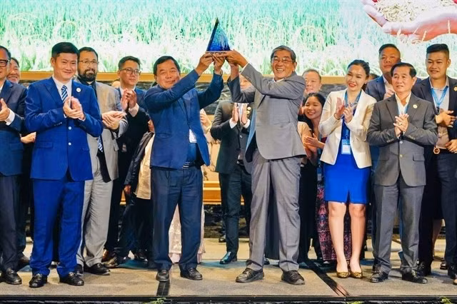 Le Héros du Travail Hô Quang Cua, créateur de la variété de riz ST25, reçoit un prix commémoratif lors du Concours du meilleur riz du monde 2025. Photo : VNA