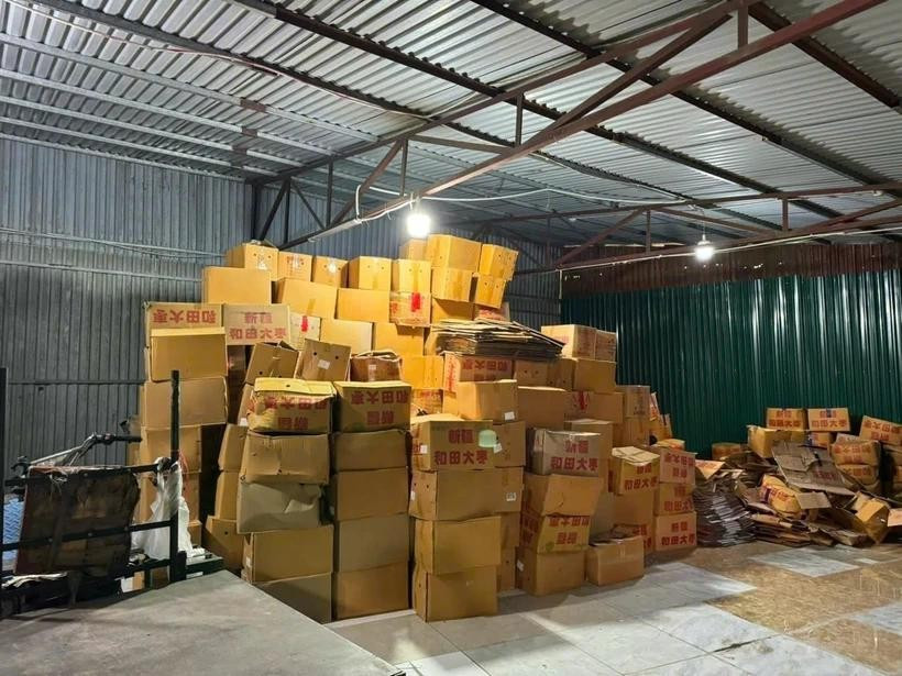 Plus de 4 tonnes de pommes rouges séchées d’origine inconnue ont été saisies par les autorités. Photo : VNA