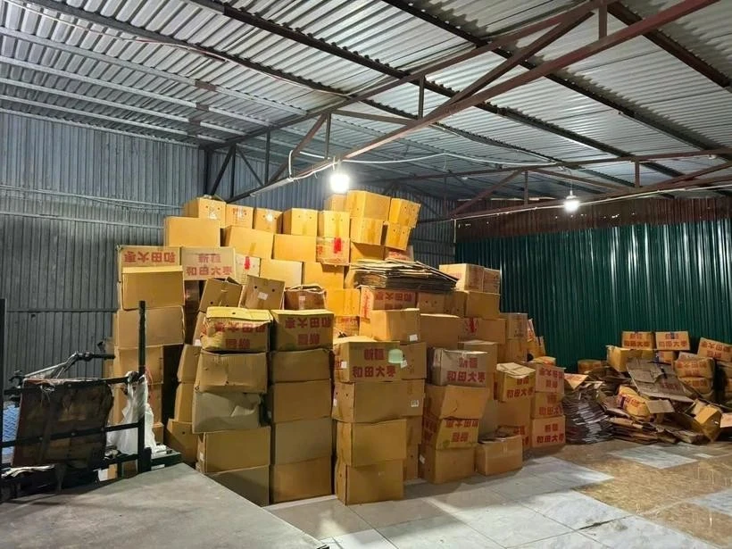 Plus de 4 tonnes de pommes rouges séchées d’origine inconnue ont été saisies par les autorités. Photo : VNA
