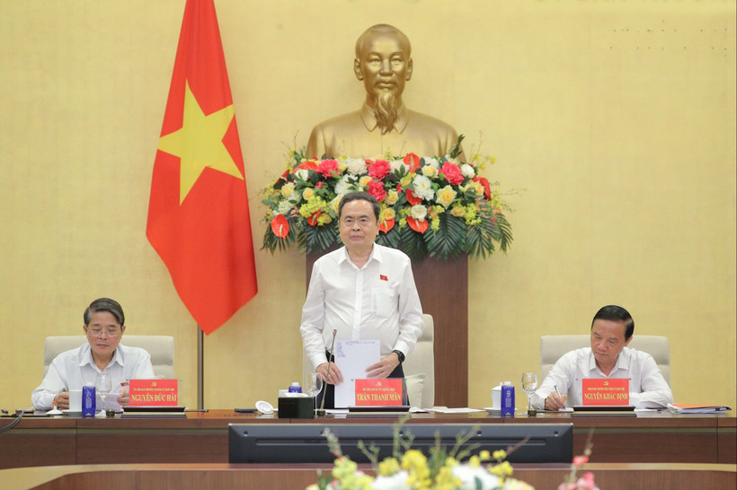 Le président de l’Assemblée nationale, Trân Thanh Mân (centre) s'exprime lors de la conférence, à Hanoi, le 19 octobre. Photo: daibieunhandan.vn