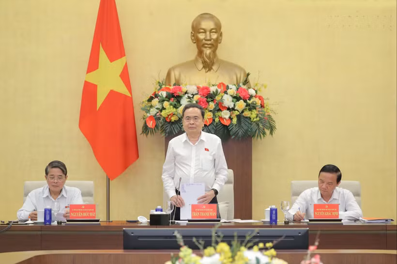 Le président de l’Assemblée nationale, Trân Thanh Mân (centre) s'exprime lors de la conférence, à Hanoi, le 19 octobre. Photo: daibieunhandan.vn