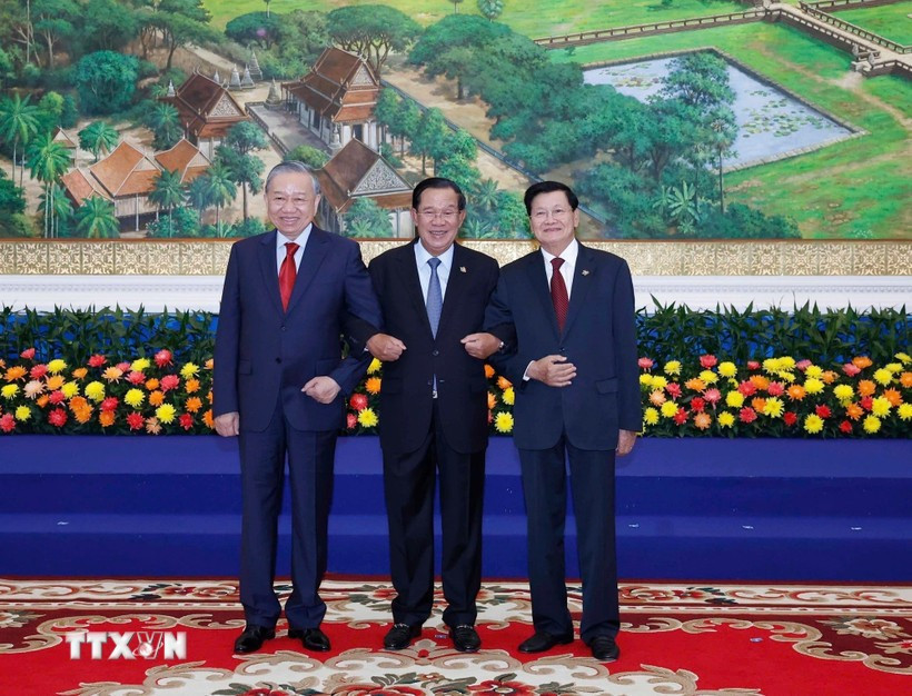 Le secrétaire général du PCV Tô Lâm, le président du PPC Samdech Techo Hun Sen et le secrétaire général du PRPL Thongloun Sisoulith posent lors de leur réunion. Photo : VNA