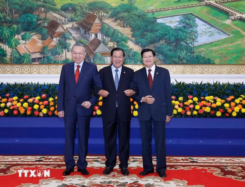 Le secrétaire général du PCV Tô Lâm, le président du PPC Samdech Techo Hun Sen et le secrétaire général du PRPL Thongloun Sisoulith posent lors de leur réunion. Photo : VNA