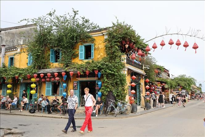 Des touristes internationaux déambulent dans les rues de Hôi An. Photo: VNA