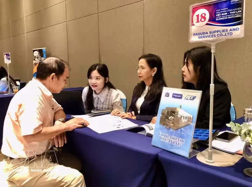 Des entreprises thaïlandaises et vietnamiennes ont établi des liens commerciaux directs lors de l'événement de réseautage commercial des produits industriels Vietnam-Thaïlande, le 13 février 2025. Photo : VNA
