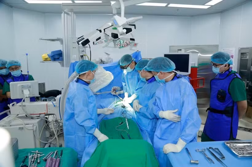 Des médecins effectuent une chirurgie de la colonne vertébrale à l'aide de techniques modernes. Photo : VietnamPlus