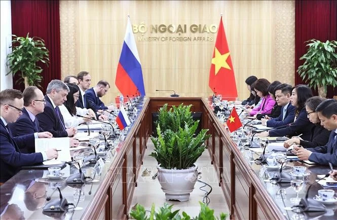 La vice-ministre des Affaires étrangères Lê Thi Thu Hang et son homologue russe Andreï Roudenko coprésident la consultation politique, à Hanoi le 21 février. Photo: VNA