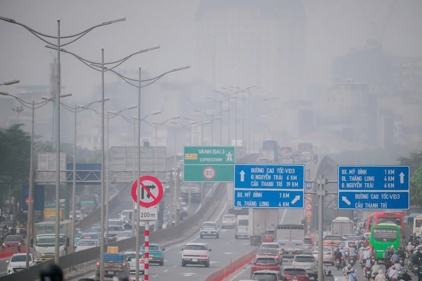 La ville de Hanoi suffoque sous une pollution extrême, l'indice de qualité de l'air (IQA) atteignant un seuil d'alerte sanitaire. Photo : NDEL
