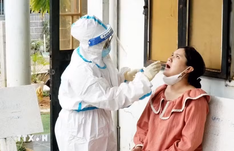 Le Centre provincial de contrôle des maladies de Dak Lak prélève des échantillons auprès des personnes ayant été en contact étroit avec le patient . Photo : VNA