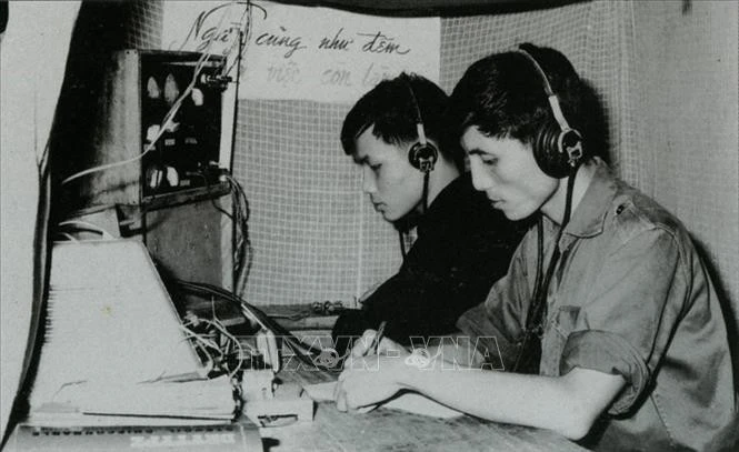Deux télégaphistes de B8 de l'Agence d'information de libération à l'oeuvre. Photo: VNA