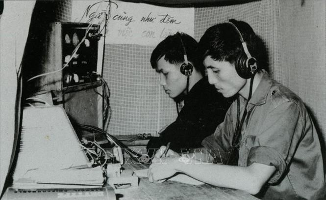 Deux télégaphistes de B8 de l'Agence d'information de libération à l'oeuvre. Photo: VNA