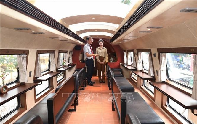 A bord du Train des Cinq Portes de Hanoi. Photo: VNA