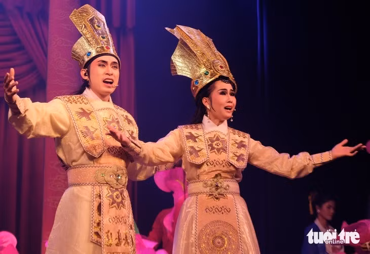 Le théâtre Trân Huu Trang ouvrira le Festival nocturne du livre et de la culture dans la rue des livres de Hô Chi Minh-Ville avec un programme mettant en valeur les arts traditionnels et la musique folklorique. Photo : tuoitre.vn