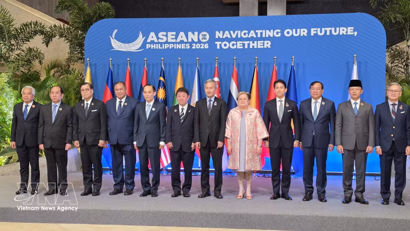 Les ministres des Affaires étrangères de l'ASEAN+3 posent pour une photo de groupe avant leur réunion, à Manille, aux Philippines, le 23 juillet. Photo : VNA