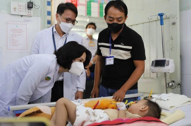 La vice-ministre Nguyên Thi Liên Huong se rend au chevet des enfants hospitalisés pour la maladie main-pied-bouche à l’Hôpital pour enfants n°2. Photo : suckhoedoisong.vn