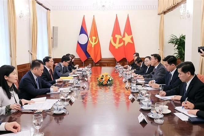 Entretien entre le vice-Premier ministre et ministre des Affaires étrangères, Bui Thanh Son et le président par intérim de la Commission des relations extérieures du Comité central du PPRL, Bounleua Phandanouvong. Photo : VNA
