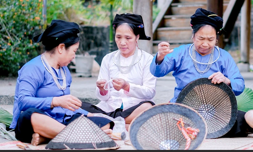 Des femmes confectionnant le chapeau Hai mê selon une forme préétablie. Photo: baohagiang.vn