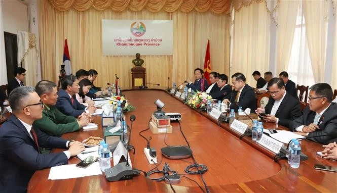 Rencontre entre des représentants du Vietnam et de la province lao de Khammuon. Photo : VNA