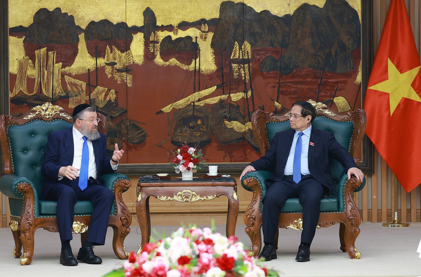 Le Premier ministre Pham Minh Chinh (à droite) et le ministre israélien du Travail, le rabbin Yoav Ben Tzur, à Hanoi, le 21 mai. Photo : VNA