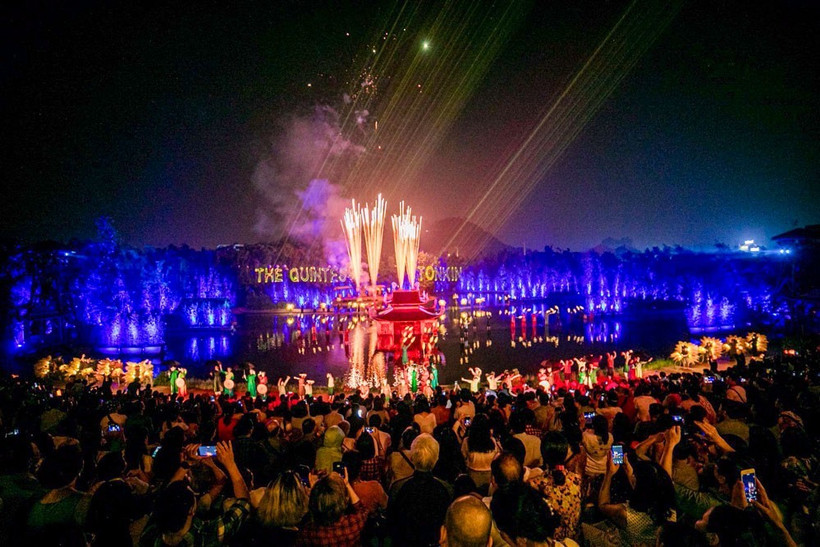 Le spectacle vivant "Tinh hoa Bac Bô" (La quintessence du Tonkin) présente les pratiques rizicoles du delta du fleuve Rouge, berceau de la civilisation de la riziculture irriguée du Vietnam. Photo: SGGP