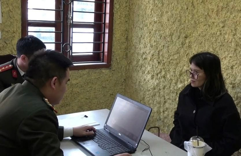 La facebookeuse Hoàng Thi Hông Thai (à droite) devant ses enquêteurs. Photo : CATP