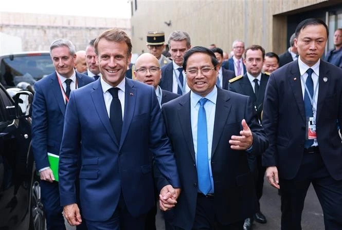 Le Premier ministre Pham Minh Chinh (à droite) et le président français Emmanuel Macron, à Nice, en France, le 9 juin. Photo : VNA
