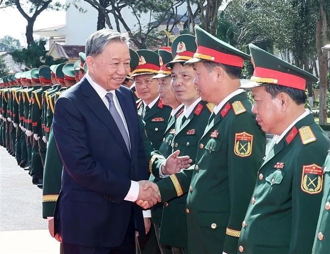 Le secrétaire général du Parti Tô Lâm avec les officiers et soldats du Corps d’armée 34, dans la province de Gia Lai, le 6 janvier. Photo: VNA