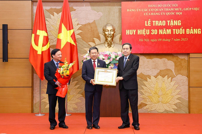 Le président de l’Assemblée nationale, Trân Thanh Mân (à gauche) remet l’Insigne des 30 ans d’appartenance au Parti au membre du Comité central du Parti, secrétaire adjoint du Comité du Parti de l’Assemblée nationale, Vu Hai Hà, à Hanoi, le 9 juillet. Photo: VNA