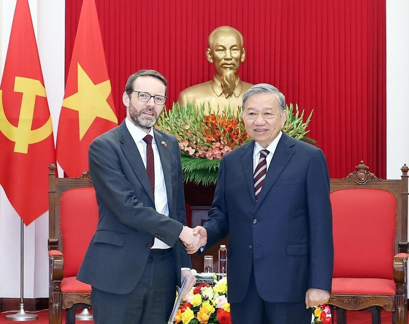 Le secrétaire général du Parti communiste du Vietnam, Tô Lâm (à droite) serre la main de l’ambassadeur du Royaume-Uni au Vietnam, Iain Frew. Photo: VNA