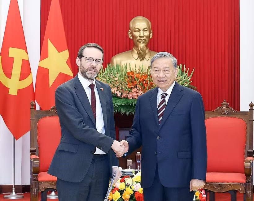 Le secrétaire général du Parti communiste du Vietnam, Tô Lâm (à droite) serre la main de l’ambassadeur du Royaume-Uni au Vietnam, Iain Frew. Photo: VNA